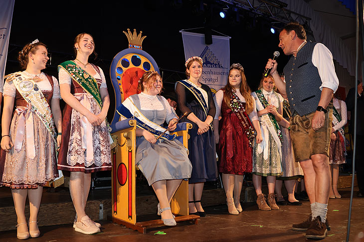 Grüße von Schrobenhausens 1. Bürgermeister Harald Reisner (re.): Krönung der 47. Schrobenhausener Spargelkönigin Elisabeth IV. am 05.05.2024 (©Foto: Martin Schmitz)